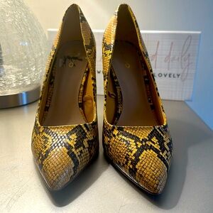 Aldo Yellow Snakeskin Pumps. Size 9
